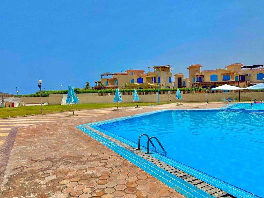 50% Off. 2Br , 2Br Ground Floor With Pool View, Private Beach Access, Security 24/7 شاليه ٢ غرفه ، ٢ حمام ف الدور الارضي قدام جنينه و حمام السباحه مباشره ، شاطيء خاص بالقرية و أمن ٢٤ ساعه و مسجد خاص Appartement Dawwar Muhammad Abu Shanab Buitenkant foto