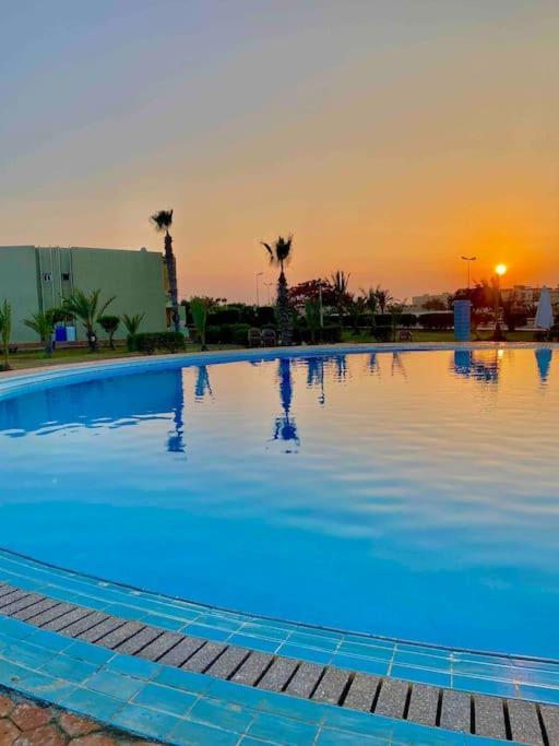 50% Off. 2Br , 2Br Ground Floor With Pool View, Private Beach Access, Security 24/7 شاليه ٢ غرفه ، ٢ حمام ف الدور الارضي قدام جنينه و حمام السباحه مباشره ، شاطيء خاص بالقرية و أمن ٢٤ ساعه و مسجد خاص Appartement Dawwar Muhammad Abu Shanab Buitenkant foto