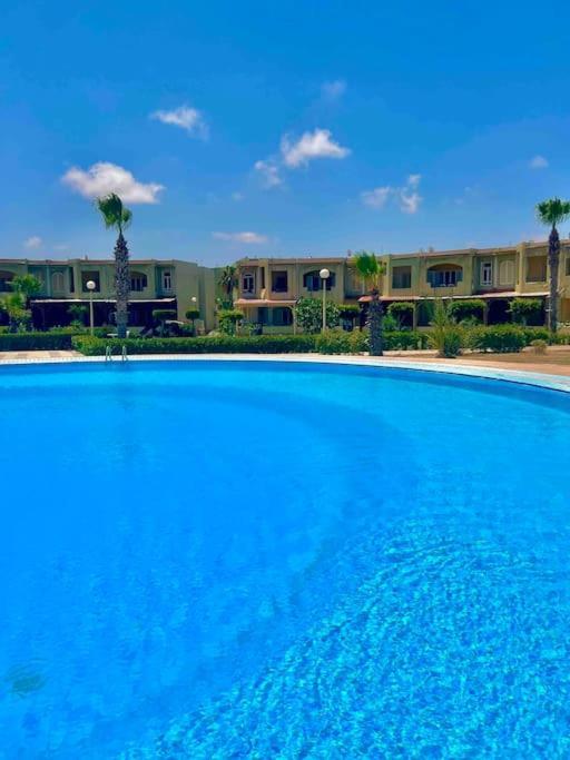 50% Off. 2Br , 2Br Ground Floor With Pool View, Private Beach Access, Security 24/7 شاليه ٢ غرفه ، ٢ حمام ف الدور الارضي قدام جنينه و حمام السباحه مباشره ، شاطيء خاص بالقرية و أمن ٢٤ ساعه و مسجد خاص Appartement Dawwar Muhammad Abu Shanab Buitenkant foto