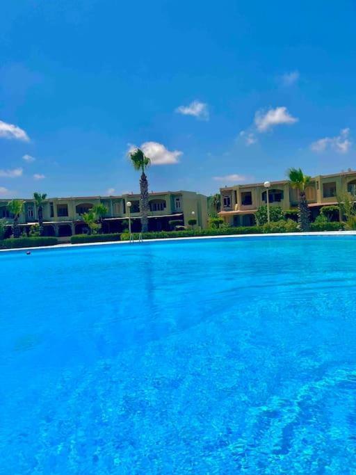 50% Off. 2Br , 2Br Ground Floor With Pool View, Private Beach Access, Security 24/7 شاليه ٢ غرفه ، ٢ حمام ف الدور الارضي قدام جنينه و حمام السباحه مباشره ، شاطيء خاص بالقرية و أمن ٢٤ ساعه و مسجد خاص Appartement Dawwar Muhammad Abu Shanab Buitenkant foto