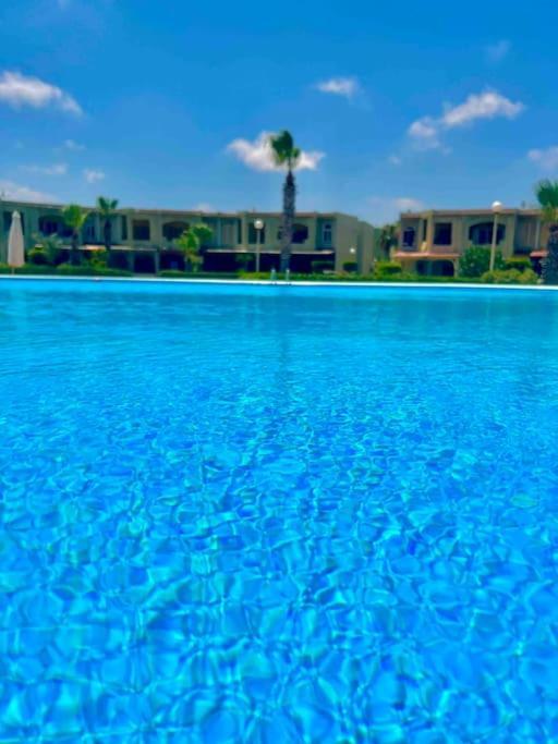 50% Off. 2Br , 2Br Ground Floor With Pool View, Private Beach Access, Security 24/7 شاليه ٢ غرفه ، ٢ حمام ف الدور الارضي قدام جنينه و حمام السباحه مباشره ، شاطيء خاص بالقرية و أمن ٢٤ ساعه و مسجد خاص Appartement Dawwar Muhammad Abu Shanab Buitenkant foto